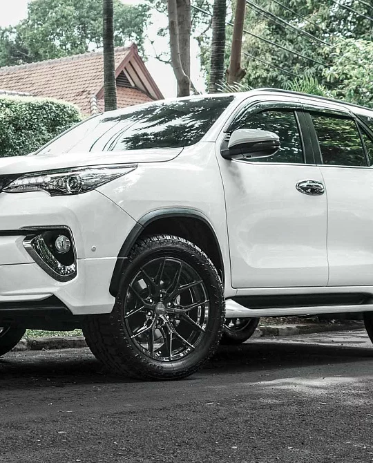 Фото дисков HF6-4 Черный глянец на Toyota Fortuner II