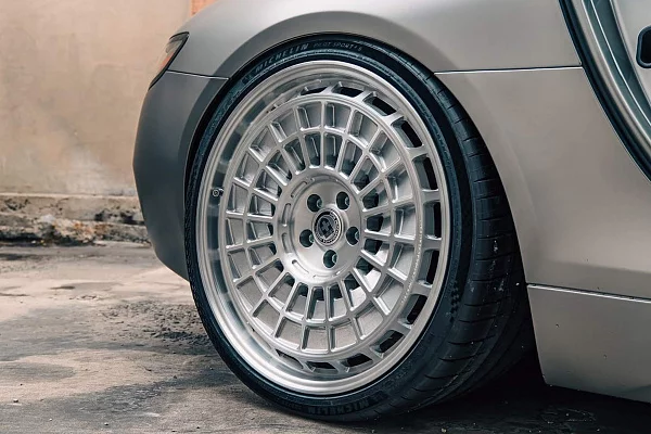 Фото дисков HRE 515 GTM Глянцевый лак на Mercedes-Benz SLS AMG