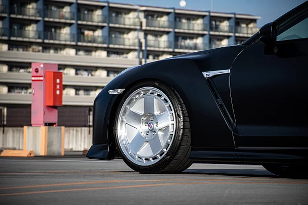 Фото дисков HRE 555 GTM Глянцевый лак на Nissan GT-R