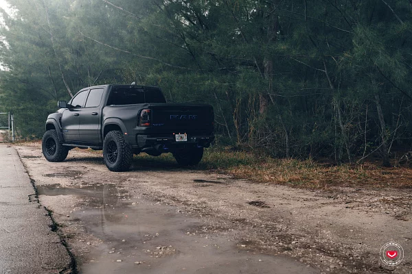 Фото дисков Vossen VFX-02T Черный глянец на Ram 1500 V