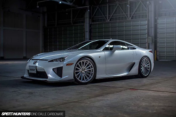 Фото дисков Vossen VFS-2 Серебро на Lexus LFA