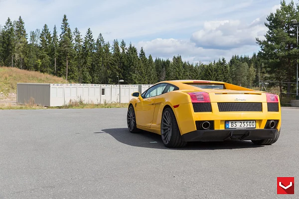 Фото дисков Vossen VFS-2 Глянцевый графит на Lamborghini Gallardo
