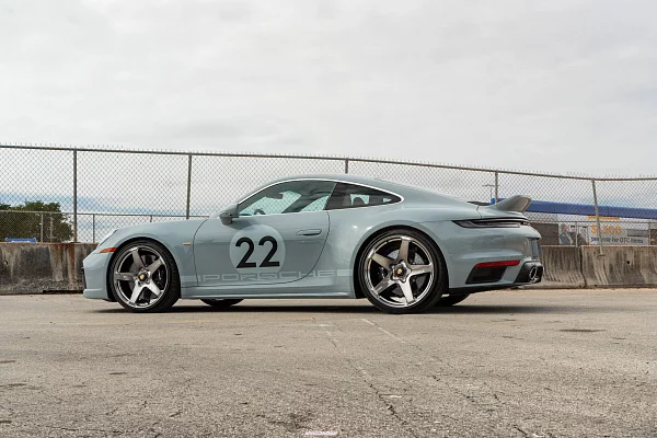 Фото дисков HRE 527M Глянцевый темный лак на Porsche 911 VIII