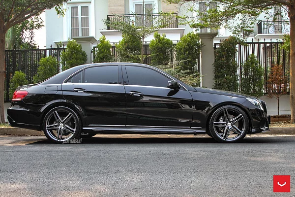 Фото дисков Vossen VFS-5 Глянцевый графит на Mercedes-Benz E-Class (W212, S212, C207)