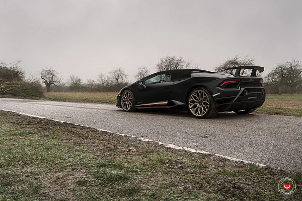 Фото дисков Vossen S17-01 Глянцевое темное золото на Lamborghini Huracan