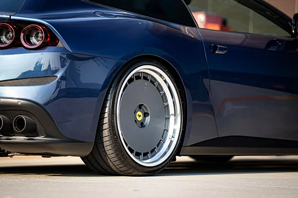 Фото дисков HRE 935M Сатиновый графит на Ferrari FF