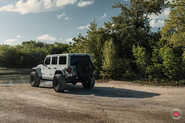 Фото дисков Vossen LCX-03 Сатиновая бронза на Jeep Wrangler IV (JL)