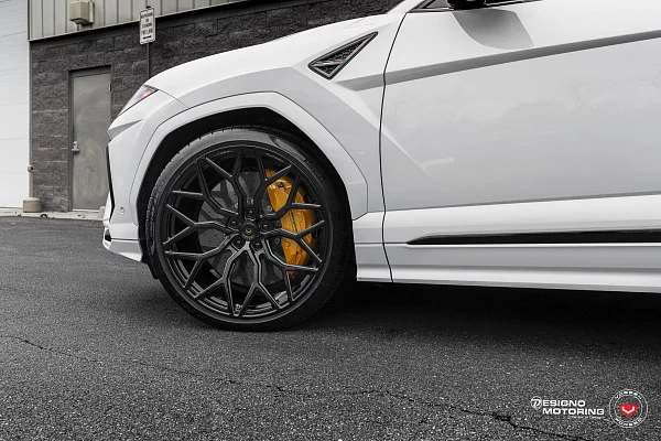Фото дисков Vossen S17-01 Черный глянец на Lamborghini Urus