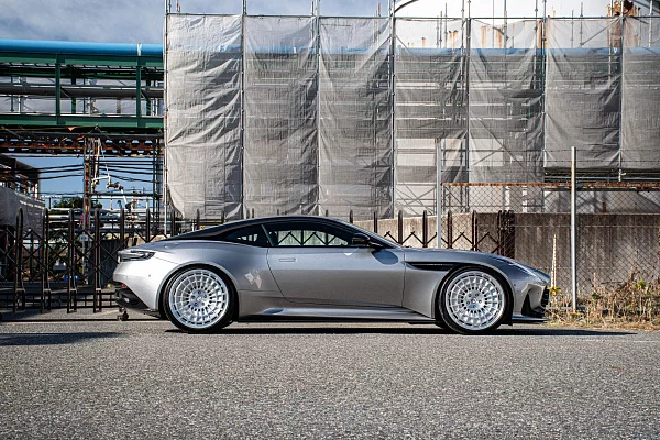 Фото дисков HRE 515 GTM Глянцевый лак на Aston Martin DB12