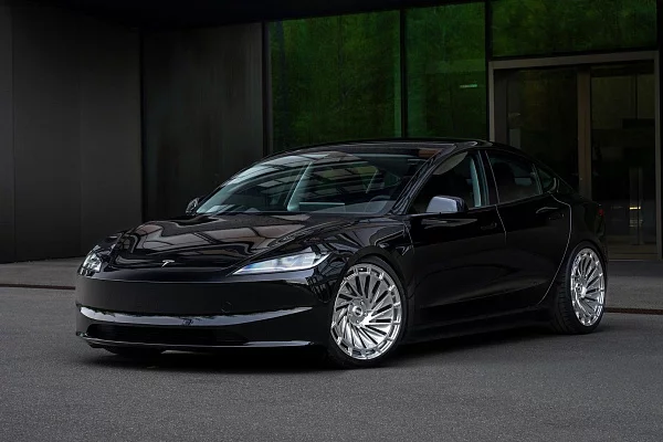 Фото дисков Radi8 R807 Полированный лак на Tesla Model 3
