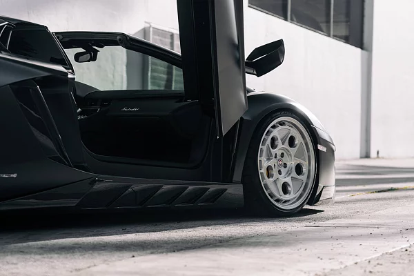 Фото дисков HRE 454 GTM Глянцевый лак на Lamborghini Aventador
