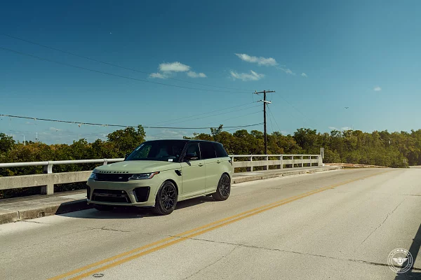 Фото дисков Vossen UV-1 Черный глянец на Range Rover Sport II