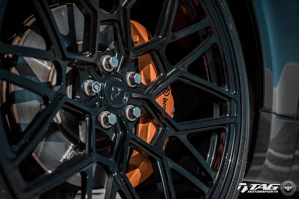 Фото дисков Vossen UV-1 Черный глянец на Range Rover Sport II