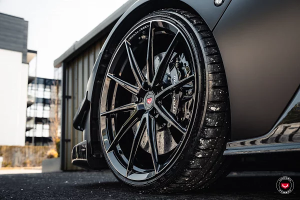 Фото дисков Vossen VPS-1 Черный глянец на Maserati MC20