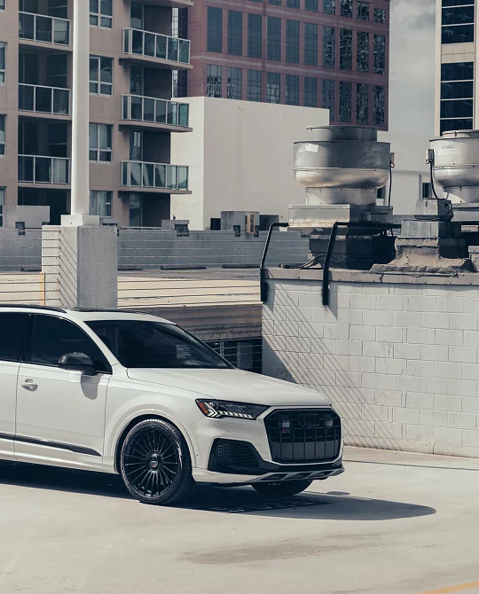 Фото дисков HF-8 Черный глянец на Audi Q7 (4M)