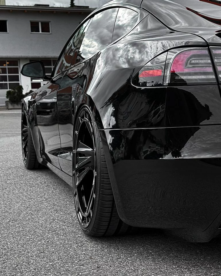 Radi8 R807 / Tesla Model S