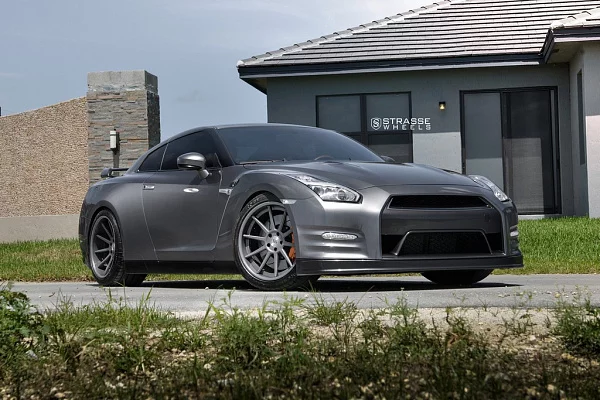 Фото дисков Strasse Wheels R10 Deep Concave Другой цвет на Nissan GT-R