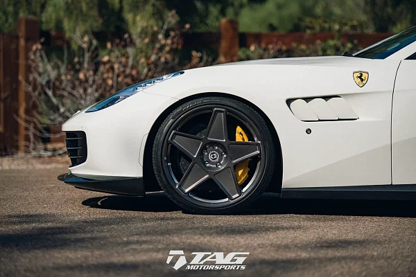 Фото дисков HRE 505M Глянцевый темный лак на Ferrari California