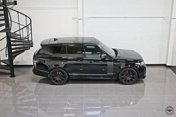 Фото дисков Vossen UV-2 Черный глянец на Range Rover IV