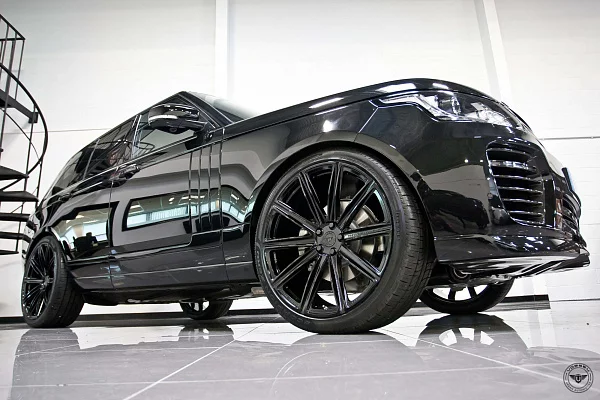 Фото дисков Vossen UV-2 Черный глянец на Range Rover IV