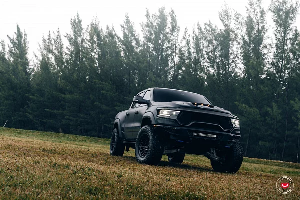 Фото дисков Vossen VFX-02T Черный глянец на Ram 1500 V