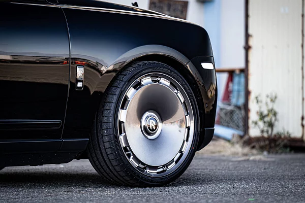 Фото дисков HRE L108M Полированный лак на Rolls-Royce Cullinan