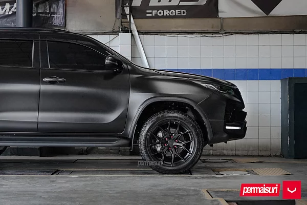 Фото дисков Vossen HF6-4 Черный сатин на Toyota Fortuner II