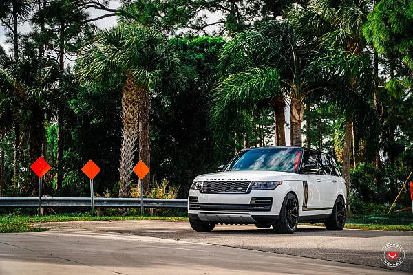 Фото дисков Vossen UV-2 Черный глянец на Range Rover IV