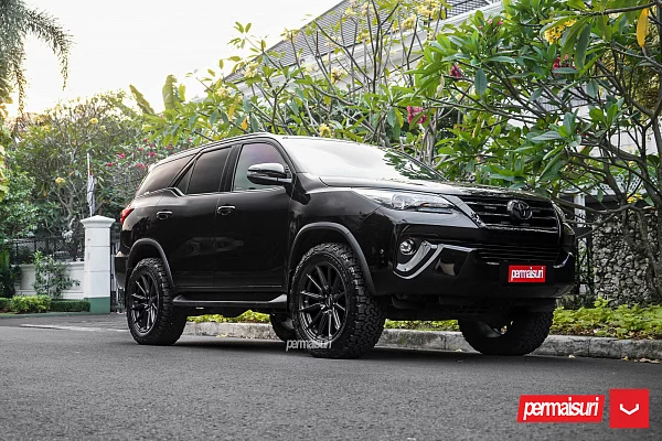 Фото дисков Vossen HF6-1 Черный сатин на Toyota Fortuner II