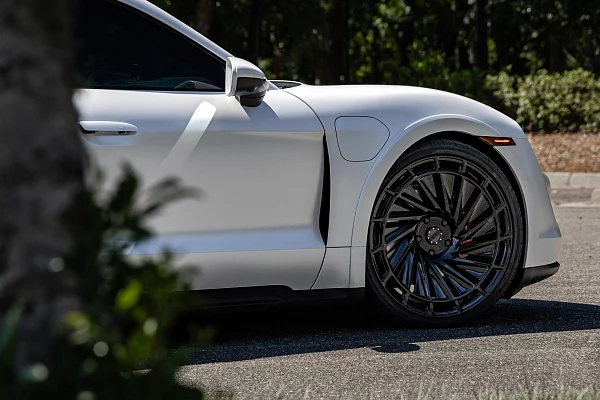 Фото дисков Radi8 R807 Черный глянец на Porsche Taycan I