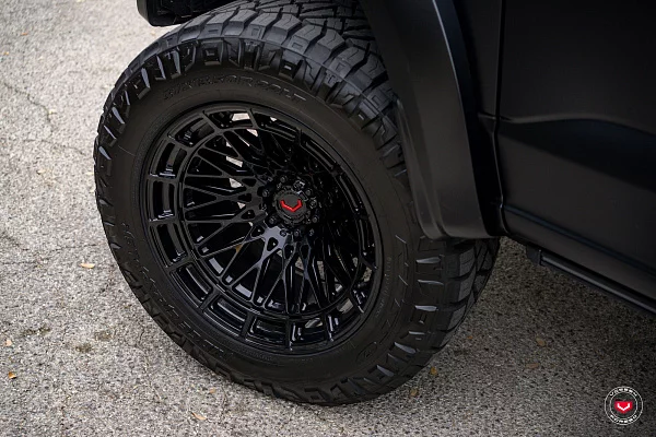 Фото дисков Vossen LCX-03 Черный глянец на GMC Sierra IV