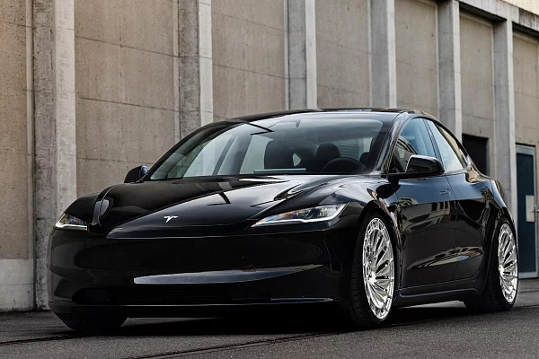Фото дисков Radi8 R807 Полированный лак на Tesla Model 3