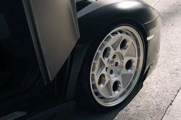 Фото дисков HRE 454 GTM Глянцевый лак на Lamborghini Aventador