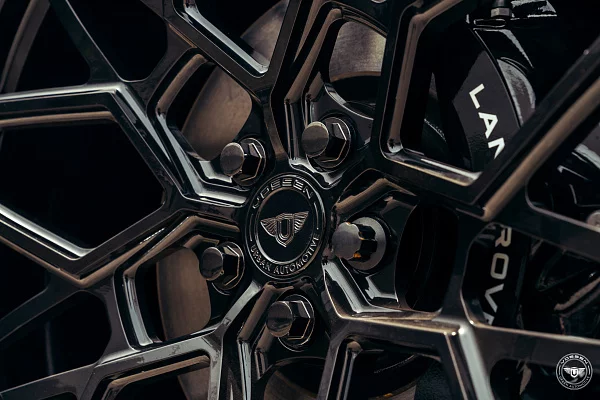 Фото дисков Vossen UV-1 Черный глянец на Range Rover IV