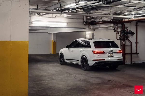 Фото дисков Vossen HF-8 Черный глянец на Audi Q7 (4M)