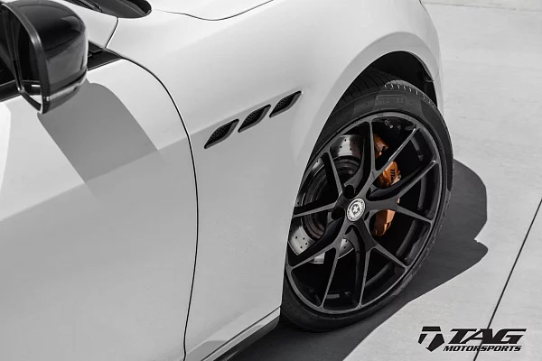 Фото дисков HRE P101 Черный глянец на Maserati Ghibli