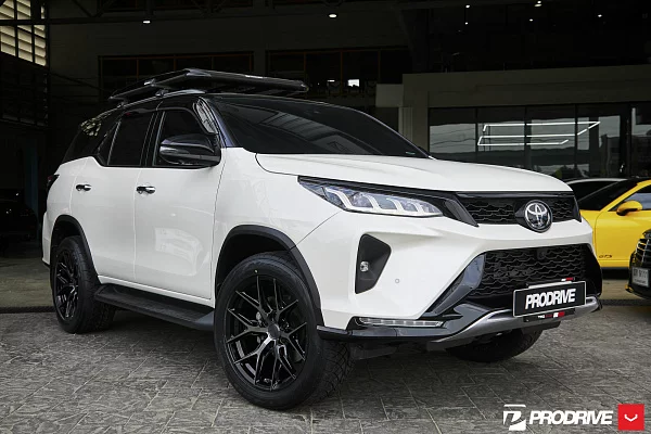 Фото дисков Vossen HF6-4 Глянцевый темный лак на Toyota Fortuner II