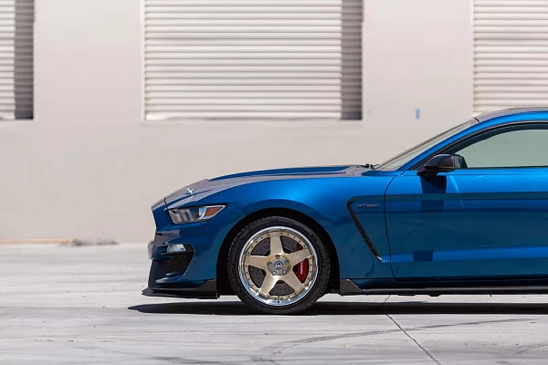 Фото дисков HRE C105 Глянцевое золото на Ford Mustang VI