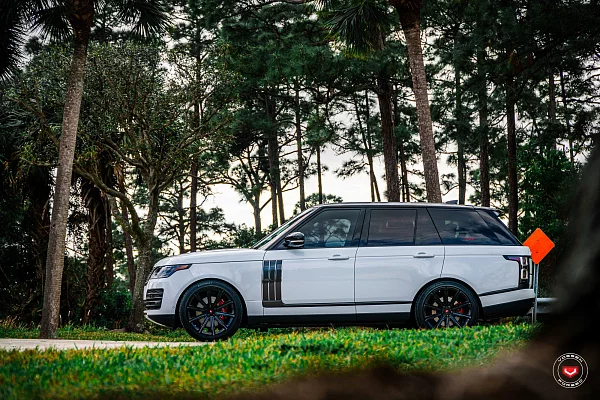 Фото дисков Vossen UV-2 Черный глянец на Range Rover IV