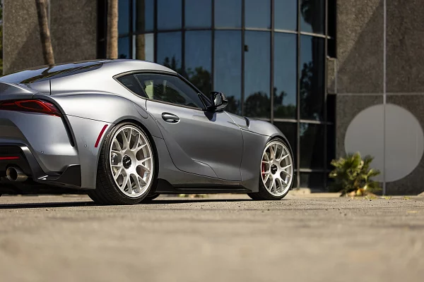 Фото дисков Rotiform TUF Серебро на Toyota Supra A90