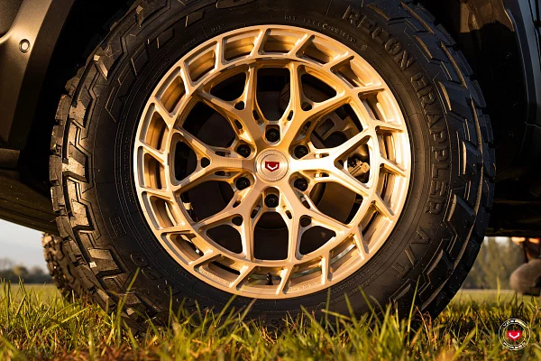Фото дисков Vossen LC3-01T Глянцевая шампань на Ram 1500 V