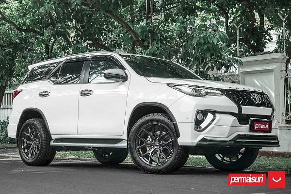 Фото дисков Vossen HF6-4 Черный глянец на Toyota Fortuner II