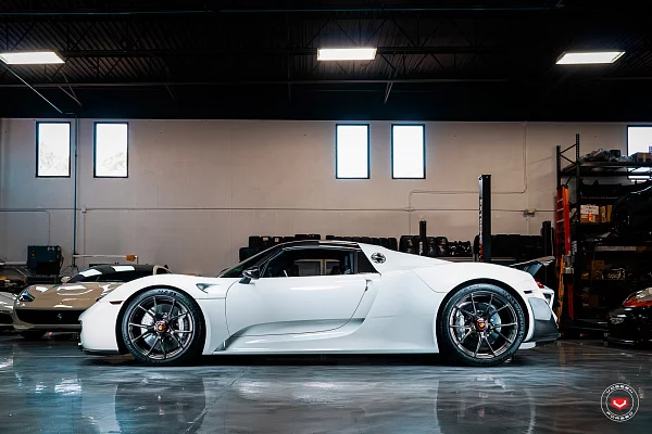 Фото дисков Vossen RS74 Черный глянец на Porsche 918 Spyder