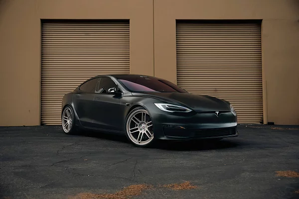 Фото дисков HRE 312 GTS Сатиновая шампань на Tesla Model S