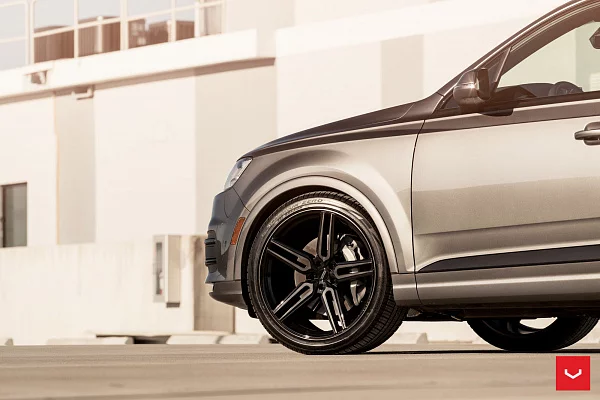 Фото дисков Vossen HF-1 Глянцевый темный лак на Audi Q7 (4M)