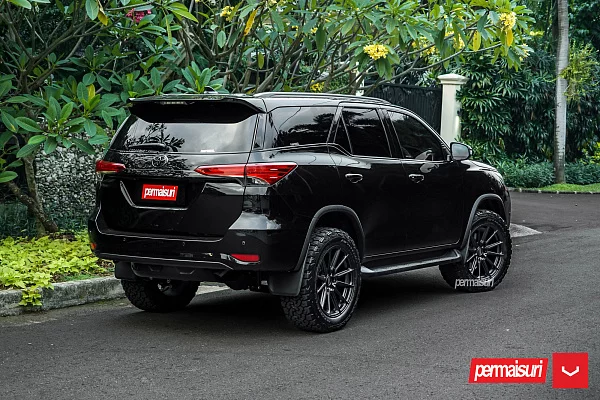 Фото дисков Vossen HF6-1 Черный сатин на Toyota Fortuner II