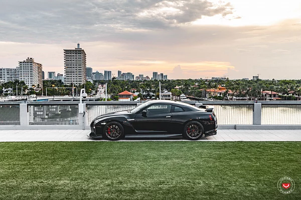 Фото дисков Vossen EVO-2R Глянцевый темный лак на Nissan GT-R
