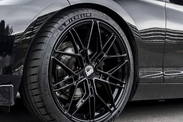 Фото дисков Bola FLV Черный глянец на BMW 2/M2 (F22/F87)