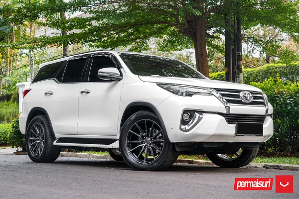 Фото дисков Vossen HF6-1 Алмазная проточка на Toyota Fortuner II