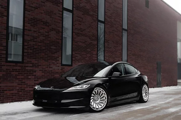 Фото дисков Radi8 R807 Полированный лак на Tesla Model 3